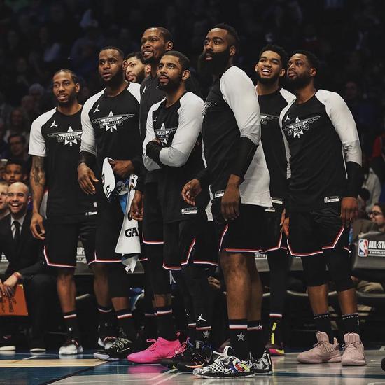 高难度！维金斯送高抛 韦尔起飞力压防守空接灌篮（高燃瞬间！维金斯高吊助攻，韦尔腾空压防空接暴扣）