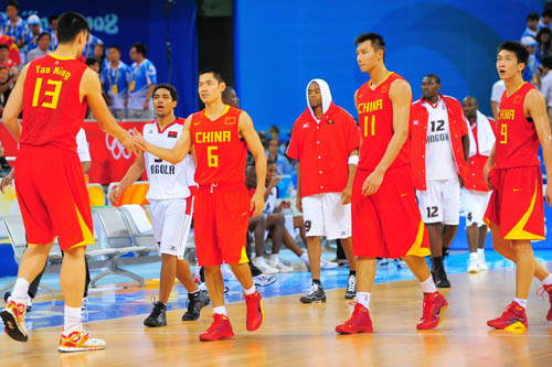 耻辱正负值！詹姆斯赛后直接离场！东契奇拉胯，阿门圣诞大战抢戏（尴尬正负值！詹姆斯赛后径直退场，东契奇哑火，阿门圣诞夜抢尽风头）