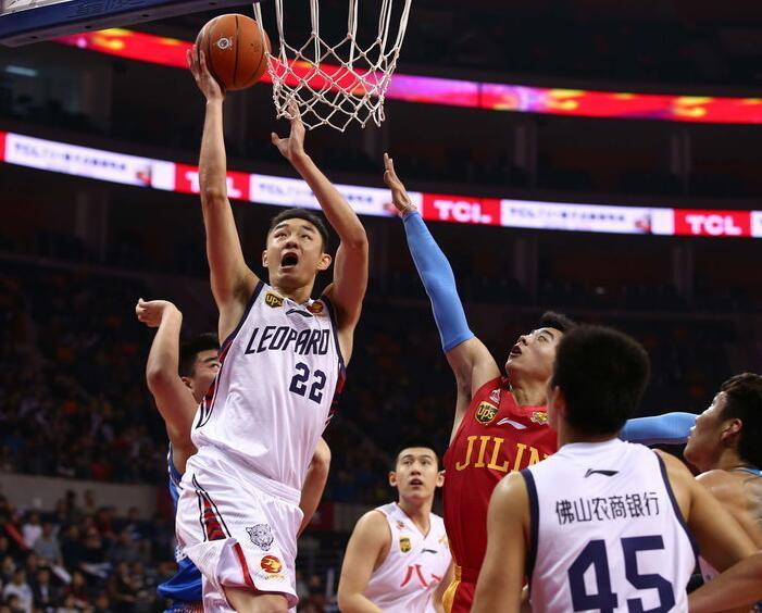 17岁天才卡尔展现极强潜力，德甲首秀表现亮眼，凭借出色技术和风格成为焦点。（17岁天才卡尔德甲首秀惊艳，精湛技术与独特风格尽显潜力成全场焦点）