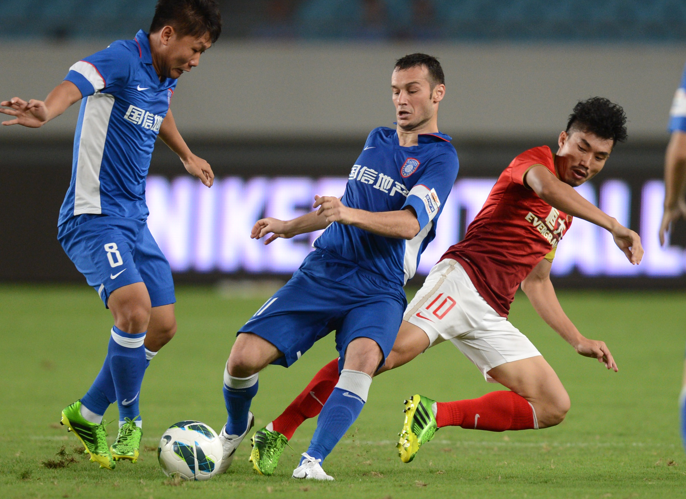 亨利：很多枪手球员都立志拿欧冠；难忘愤怒梅西训练过掉全队（亨利：阿森纳多人志在夺欧冠；难忘梅西怒火中烧训练场连过全队）