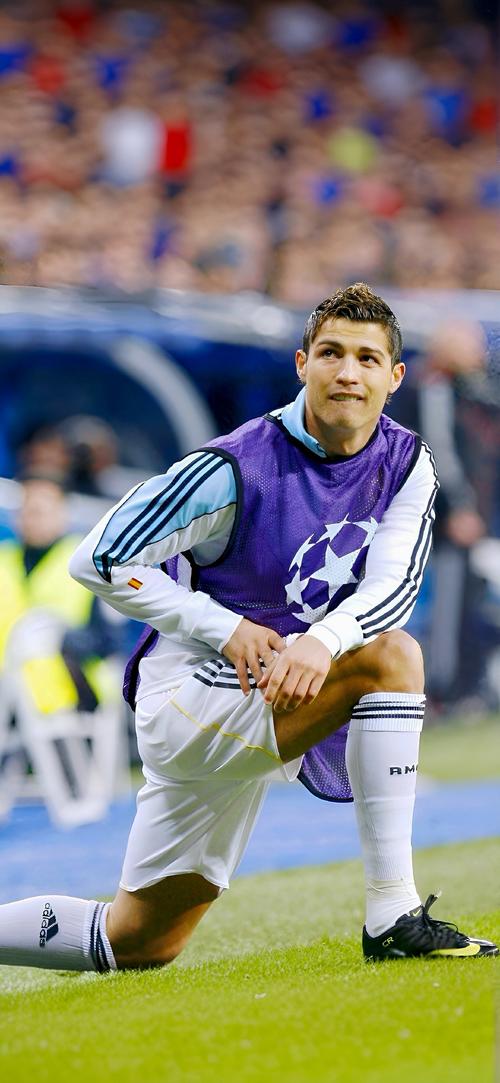 来和哥哥学习技术？乔布和贝林厄姆女友现身伯纳乌看台（乔布携贝林厄姆女友亮相伯纳乌看台，疑似向哥哥取经）