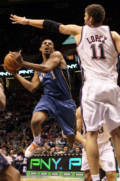 兰德尔三分出手，赛场风云变幻（兰德尔外线开火，比赛局势骤变）