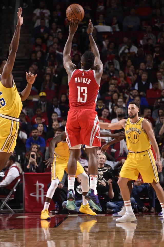 那不勒斯0-0法兰克福，麦克托米奈失良机，埃尔马斯造险（那不勒斯0-0战平法兰克福：麦克托米奈错失良机，埃尔马斯制造险情）