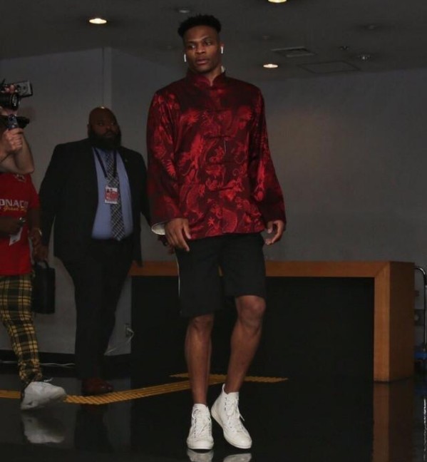 越打越好！梅尔顿三分未中 但随后就地完成抢断打进滑翔2+1（越战越勇！梅尔顿三分打铁后就地抢断滑翔完成2+1）