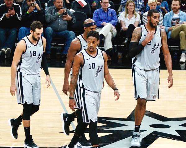 球星连续进球，引领全队节奏（球星连场破门，掌控全队节奏）