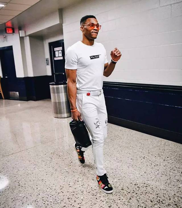 曼联4-1狼队全场数据：射正次数10-2，控球率超6成（曼联4-1狼队：数据全面占优，射正10比2、控球率超60%）