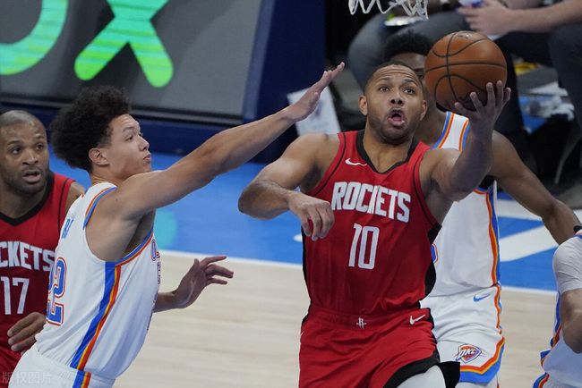 那不勒斯欲租曼联中场梅诺并承担全额薪资（那不勒斯有意租借曼联中场梅诺，愿承担其全部薪资）