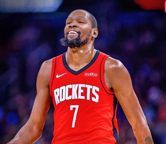 费耶诺德筹划将现有主场升级为下沉式球场，预计能容纳5.6万人（费耶诺德拟将现主场改造为下沉式球场，预计可容纳约5.6万人）