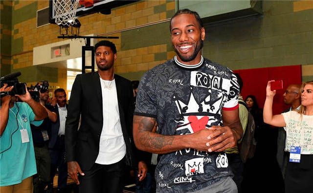 足球国足新一期集训名单公布，两名新人首次入选引热议（国足公布新一期集训名单，两名新面孔首次入选引发热议）