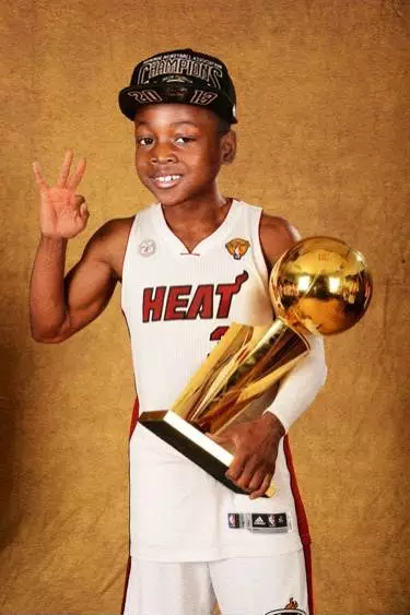 开局平推！佩雷拉1分20秒TKO安卡拉耶夫，重夺轻重量级世界冠军（1分20秒速胜！佩雷拉TKO安卡拉耶夫，重登轻重量级王座）